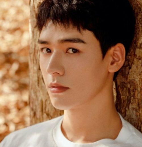 龚俊爆料自己的住所视频,揭秘明星豪宅内部细节